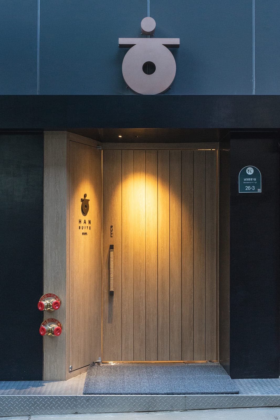 야간 조명이 켜진 HAN SUITE SEOUL 입구